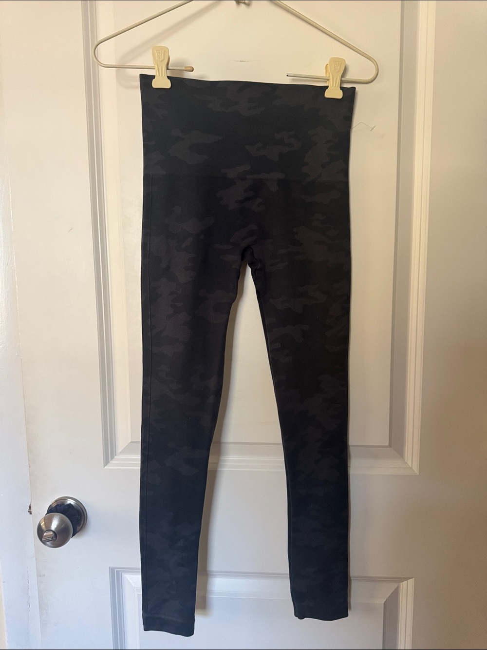 Spanx Look at Me Now Seamlessโ Leggings - Black Camo - small EUC
